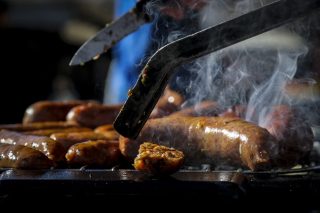 Ησυχία, η Ελλάδα τσικνίζει