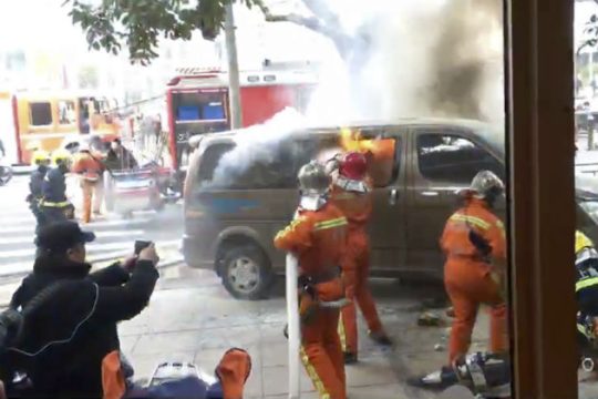 Φλεγόμενο φορτηγάκι παρέσυρε και τραυμάτισε πεζούς στη Σαγκάη