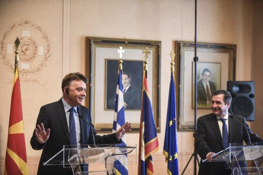Αθήνα, Σκόπια δείχνουν τον δρόμο