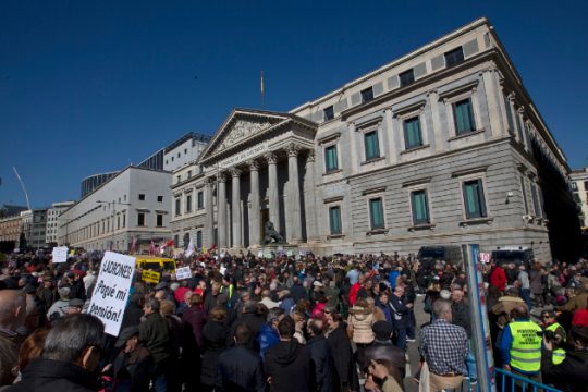 Χιλιάδες συνταξιούχοι στους δρόμους ενάντια στα «ψίχουλα» του Ραχόι