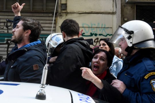 Ενταση και προσαγωγές σε συμβολαιογραφικό γραφείο