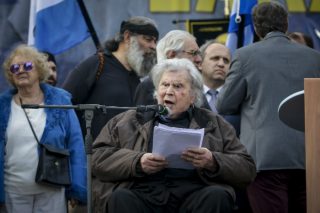 Θα τρίζουν τα κόκαλα του Γιάννη Ρίτσου με όσα είπε ο Μίκης