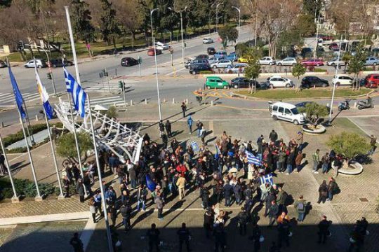 Με ελληνικές σημαίες και εθνικό ύμνο κατά του Μπουτάρη