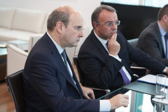 Φάσκουν και αντιφάσκουν στη ΝΔ
