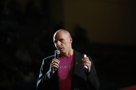 Η τρόικα μας στραγγάλισε και χρέωσε τον Βαρουφάκη