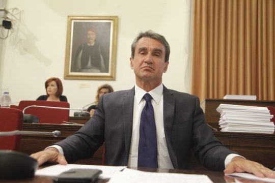 Οι ελιγμοί Λοβέρδου που «εκτόξευσαν» τα κέρδη της φαρμακοβιομηχανίας