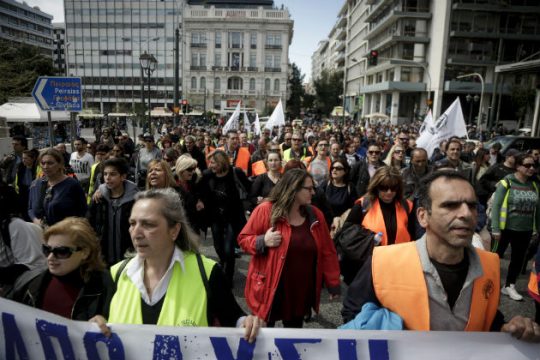 Πορεία συμβασιούχων στη Βουλή για μόνιμη δουλειά