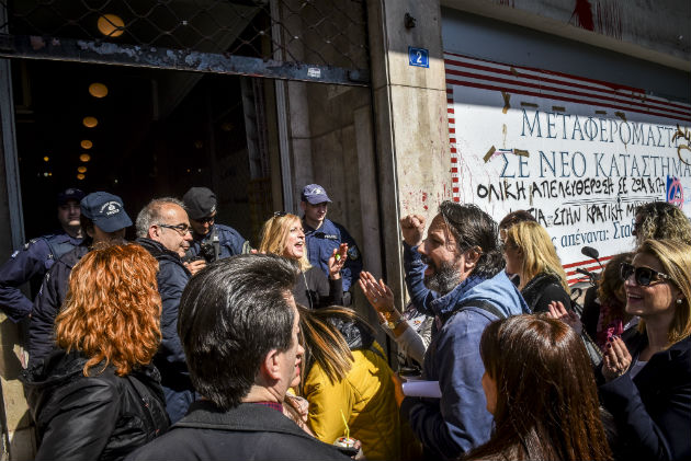 Συμβολική κατάληψη του υπ. Εσωτερικών για τη «Βοήθεια στο Σπίτι»