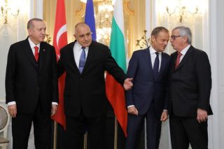 Προσέγγιση, αλλά… μέσω Αθήνας