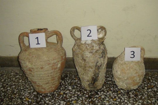 Μηχανότρατα «ψάρεψε» τρεις αρχαίους αμφορείς