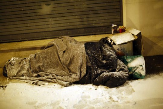 Τα συνδικάτα βράζουν, οι άστεγοι παγώνουν…