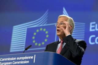 Σκληραίνει η στάση των 27 απέναντι στη Βρετανία