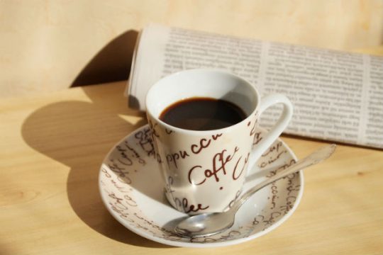 Press Cafe: Σκευωρία! Να διαβάζουμε πού και πού καμία εφημερίδα