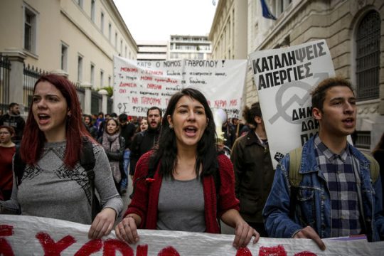 Βγήκαν στους δρόμους… φοιτητές και συνταξιούχοι της Εθνικής