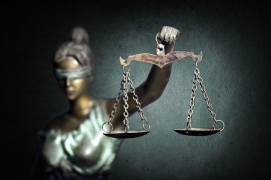 Πυρά στους «επίλεκτους» της Δικαιοσύνης