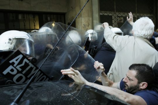 Επεισόδια, τραυματισμοί και δικογραφίες για τους πλειστηριασμούς