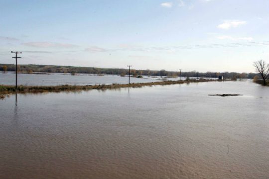 Πλημμύρισαν χιλιάδες στρέμματα από τις υπερχειλίσεις Έβρου και Αχελώου
