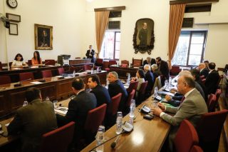Η προαναγγελθείσα αποχώρηση της αντιπολίτευσης