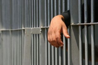 Ο εγκλεισμός… σκοτώνει, αλλά εγκαταλείπεται