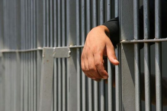 Ο εγκλεισμός… σκοτώνει, αλλά εγκαταλείπεται