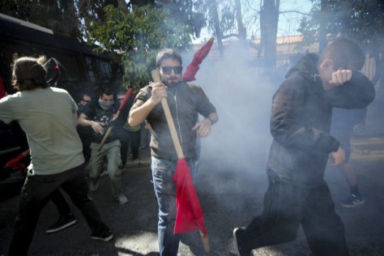 Ένταση στο πανεκπαιδευτικό έξω από το Μαξίμου