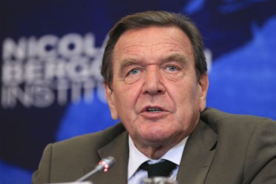 Η Γερμανία απορρίπτει ενδεχόμενο κυρώσεων στον Σρέντερ λόγω Πούτιν