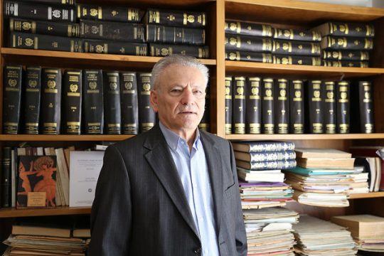 Τις βιβλιοθήκες μου τις βλέπω πια σαν ράφια φαρμακείου