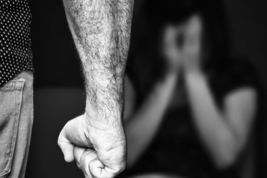 Καταπολέμηση της βίας κατά των γυναικών με δύο σχέδια νόμου