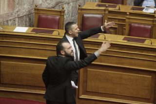 Στο «σκαμνί» της Βουλής οι δύο χρυσαυγίτες