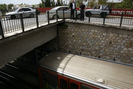 Αυτοκίνητο έπεσε από γέφυρα στις γραμμές του ηλεκτρικού