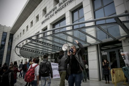 Ενοχλημένη η ηγεσία του Υπ. Παιδείας από τη στάση της ΕΛΑΣ