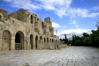 Ο Βασίλειος Κωστέτσος στην πλατεία του Ηρωδείου
