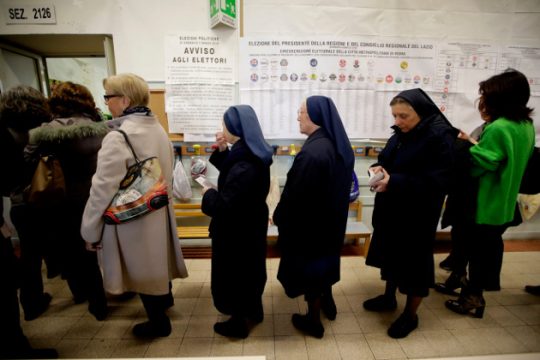 Στις κάλπες οι Ιταλοί σε μία κρίσιμη εκλογική αναμέτρηση