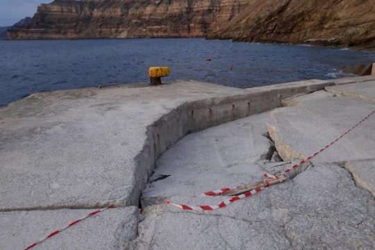 «Ανάσα» για το λιμάνι Αθηνιού Σαντορίνης