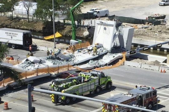 Νεκροί από την κατάρρευση γέφυρας στη Φλόριντα