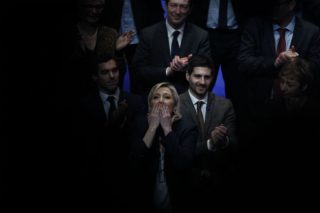 «Πατροκτονία» και νέο ξεκίνημα για τη Λεπέν…