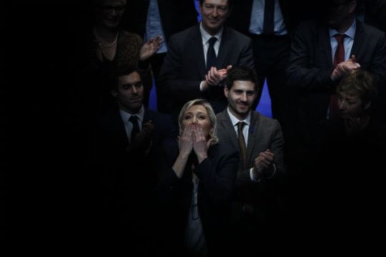 «Πατροκτονία» και νέο ξεκίνημα για τη Λεπέν…