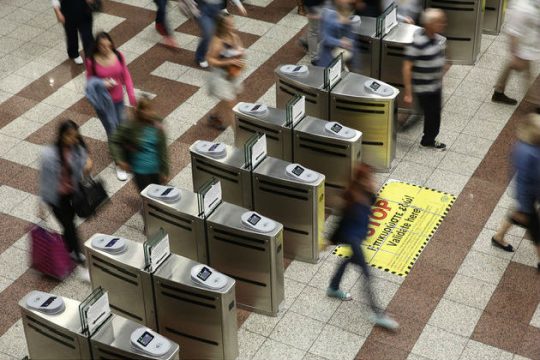 Οδηγίες για το κλείσιμο των πυλών στο σταθμό «Σύνταγμα»