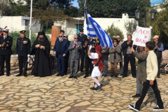 «Παρών» ο Κουρουμπλής στην παρέλαση του ενός μαθητή