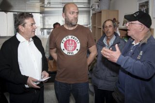 Επίσκεψη Πετρόπουλου στα γραφεία του περιοδικού «σχεδία»