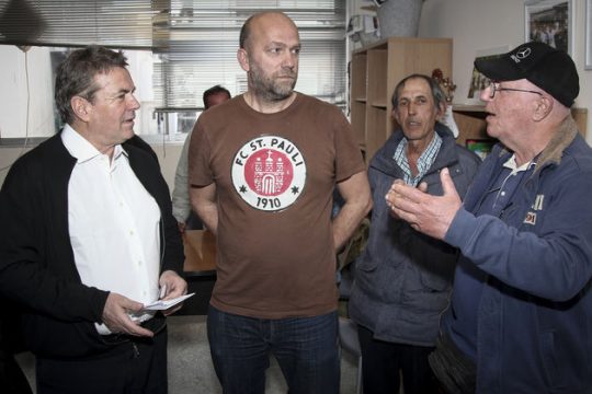Επίσκεψη Πετρόπουλου στα γραφεία του περιοδικού «σχεδία»