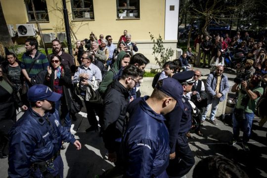Πλειστηριασμός… κατηγοριών σε βάρος των τριών