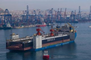 Έφτασε στον Πειραιά η νέα πλωτή δεξαμενή του ΟΛΠ