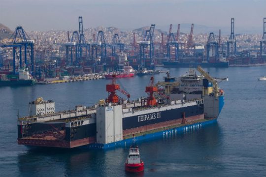 Έφτασε στον Πειραιά η νέα πλωτή δεξαμενή του ΟΛΠ