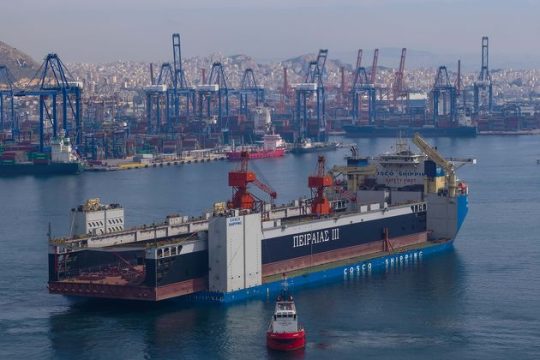 «Δένει» στο Πέραμα η πλωτή δεξαμενή της Cosco