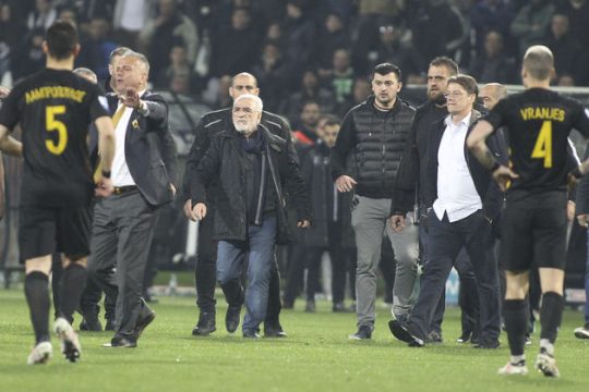 Ο Τσίπρας… σφύριξε διακοπή