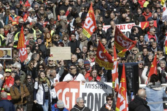 Συμπλοκές μεταξύ διαδηλωτών και αστυνομικών στο Παρίσι