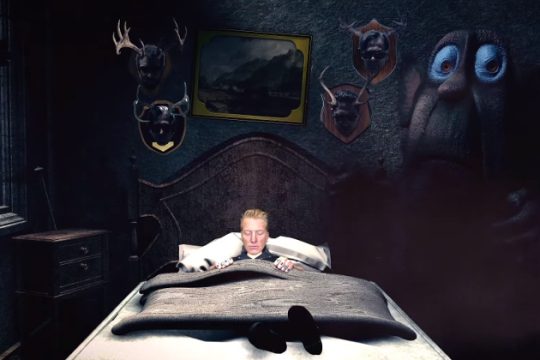 Μέσα στον χιουμοριστικό εφιάλτη των Queens Of The Stone Age