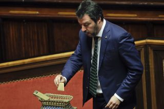 «Καχύποπτο φλερτ» της Λέγκας με τα Πέντε Αστέρια