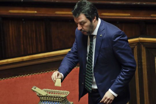 «Καχύποπτο φλερτ» της Λέγκας με τα Πέντε Αστέρια